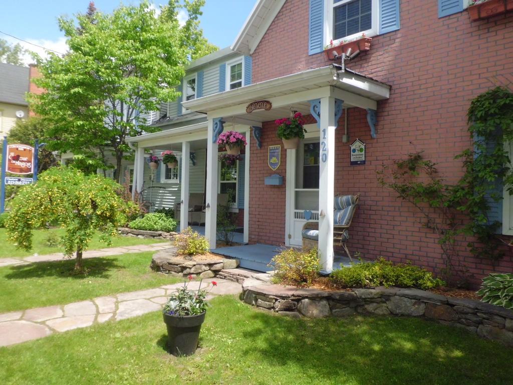 Au Coeur De Magog Bed & Breakfast Екстериор снимка