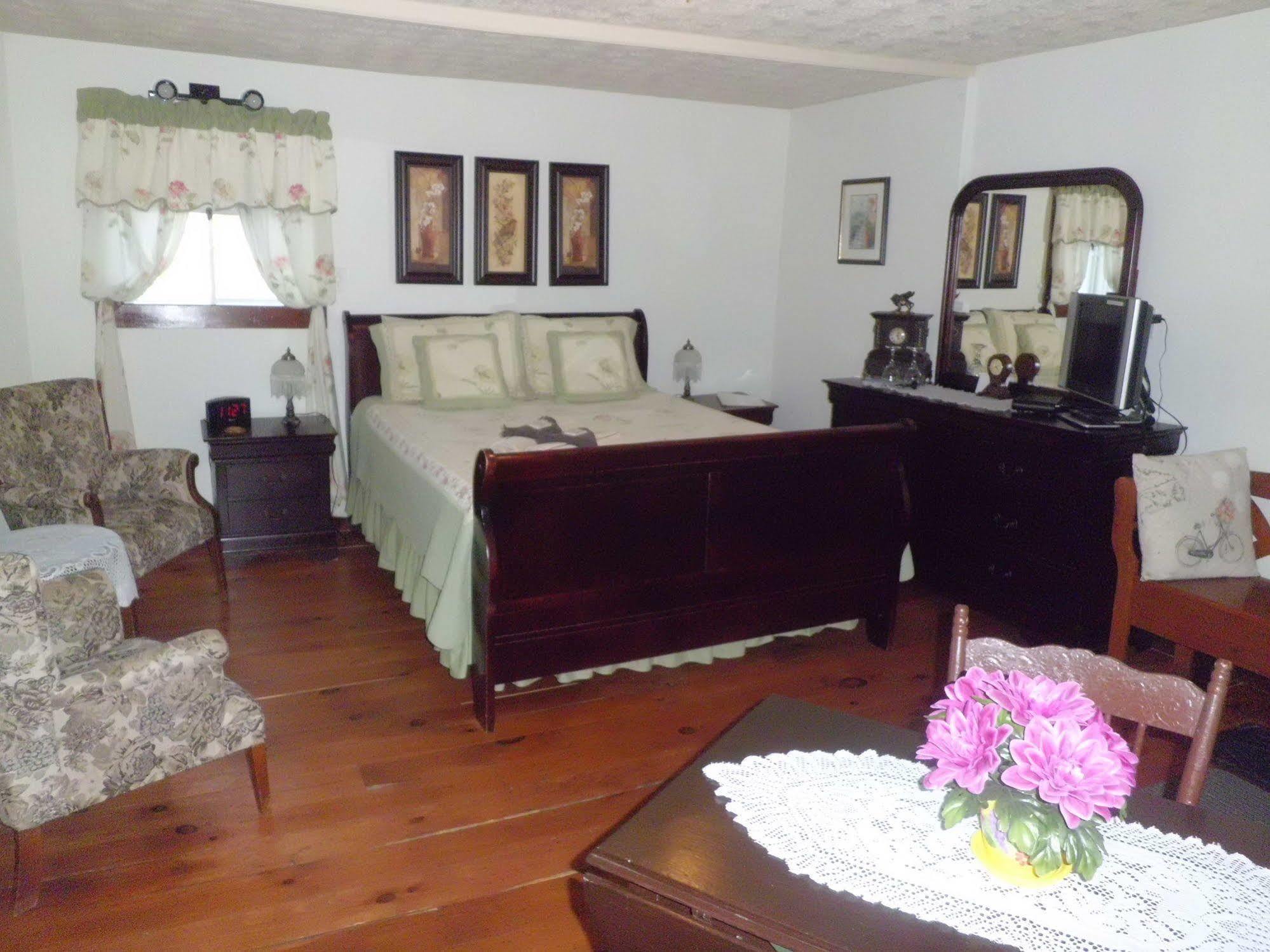 Au Coeur De Magog Bed & Breakfast Екстериор снимка